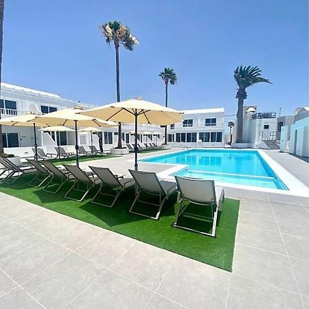 Air Conditioned 2 Bedroom Poolside Apartment Free Wifi Tv Package Includes Uk And European Channels Free On Street Parking Bright And Modern With Fridge Freezer And Washing Machine Puerto del Carmen  Eksteriør billede