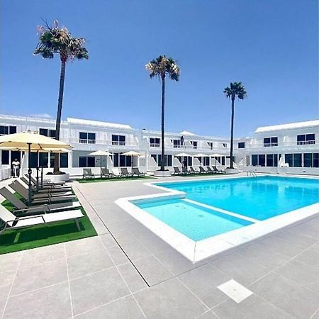 Air Conditioned 2 Bedroom Poolside Apartment Free Wifi Tv Package Includes Uk And European Channels Free On Street Parking Bright And Modern With Fridge Freezer And Washing Machine Puerto del Carmen  Eksteriør billede
