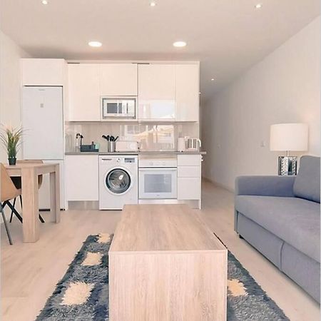 Air Conditioned 2 Bedroom Poolside Apartment Free Wifi Tv Package Includes Uk And European Channels Free On Street Parking Bright And Modern With Fridge Freezer And Washing Machine Puerto del Carmen  Eksteriør billede