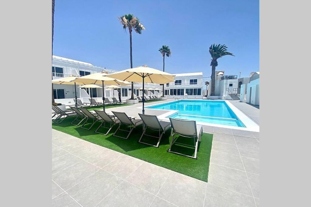 Air Conditioned 2 Bedroom Poolside Apartment Free Wifi Tv Package Includes Uk And European Channels Free On Street Parking Bright And Modern With Fridge Freezer And Washing Machine Puerto del Carmen  Eksteriør billede