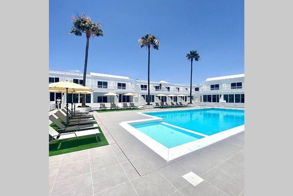 Air Conditioned 2 Bedroom Poolside Apartment Free Wifi Tv Package Includes Uk And European Channels Free On Street Parking Bright And Modern With Fridge Freezer And Washing Machine Puerto del Carmen  Eksteriør billede