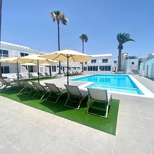 Air Conditioned 2 Bedroom Poolside Apartment Free Wifi Tv Package Includes Uk And European Channels Free On Street Parking Bright And Modern With Fridge Freezer And Washing Machine Puerto del Carmen  Eksteriør billede