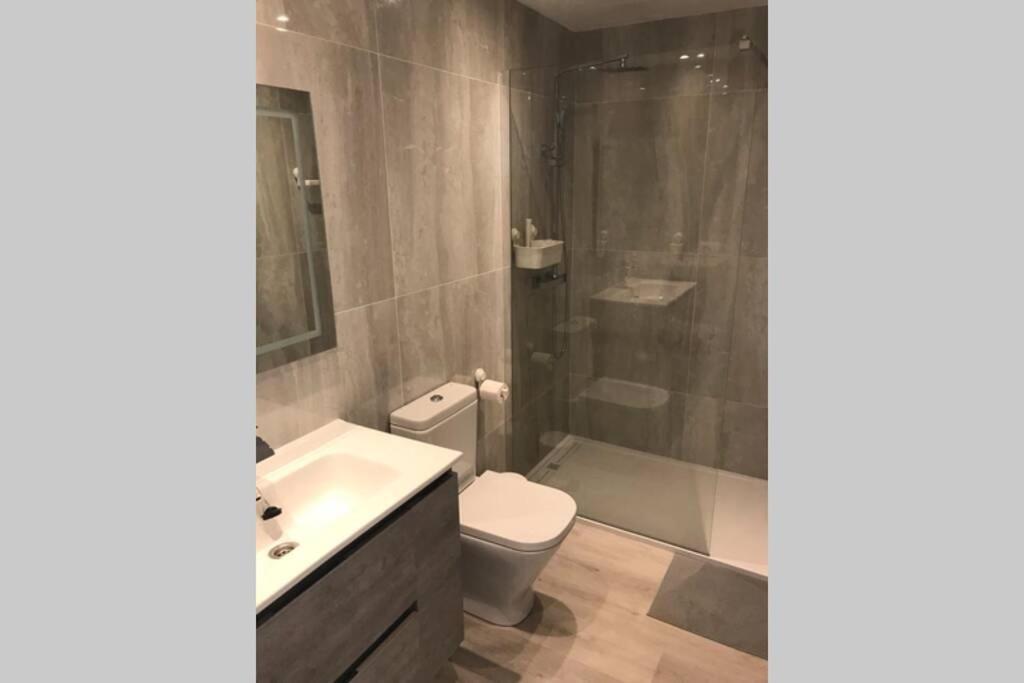 Air Conditioned 2 Bedroom Poolside Apartment Free Wifi Tv Package Includes Uk And European Channels Free On Street Parking Bright And Modern With Fridge Freezer And Washing Machine Puerto del Carmen  Eksteriør billede