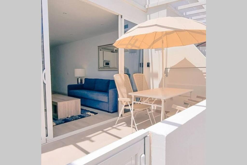Air Conditioned 2 Bedroom Poolside Apartment Free Wifi Tv Package Includes Uk And European Channels Free On Street Parking Bright And Modern With Fridge Freezer And Washing Machine Puerto del Carmen  Eksteriør billede