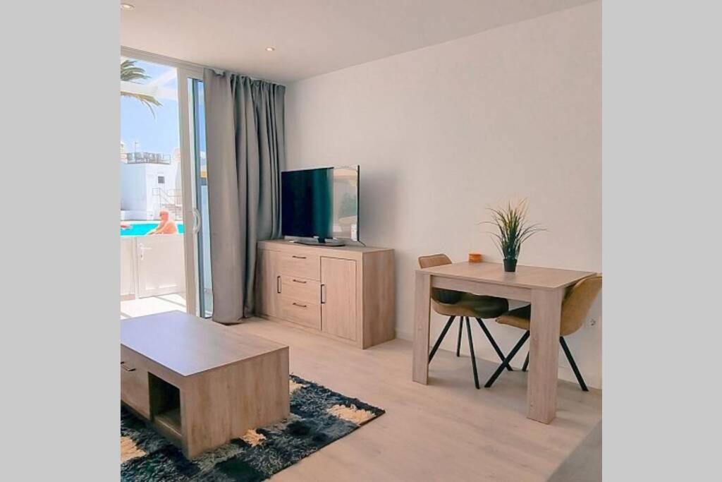 Air Conditioned 2 Bedroom Poolside Apartment Free Wifi Tv Package Includes Uk And European Channels Free On Street Parking Bright And Modern With Fridge Freezer And Washing Machine Puerto del Carmen  Eksteriør billede