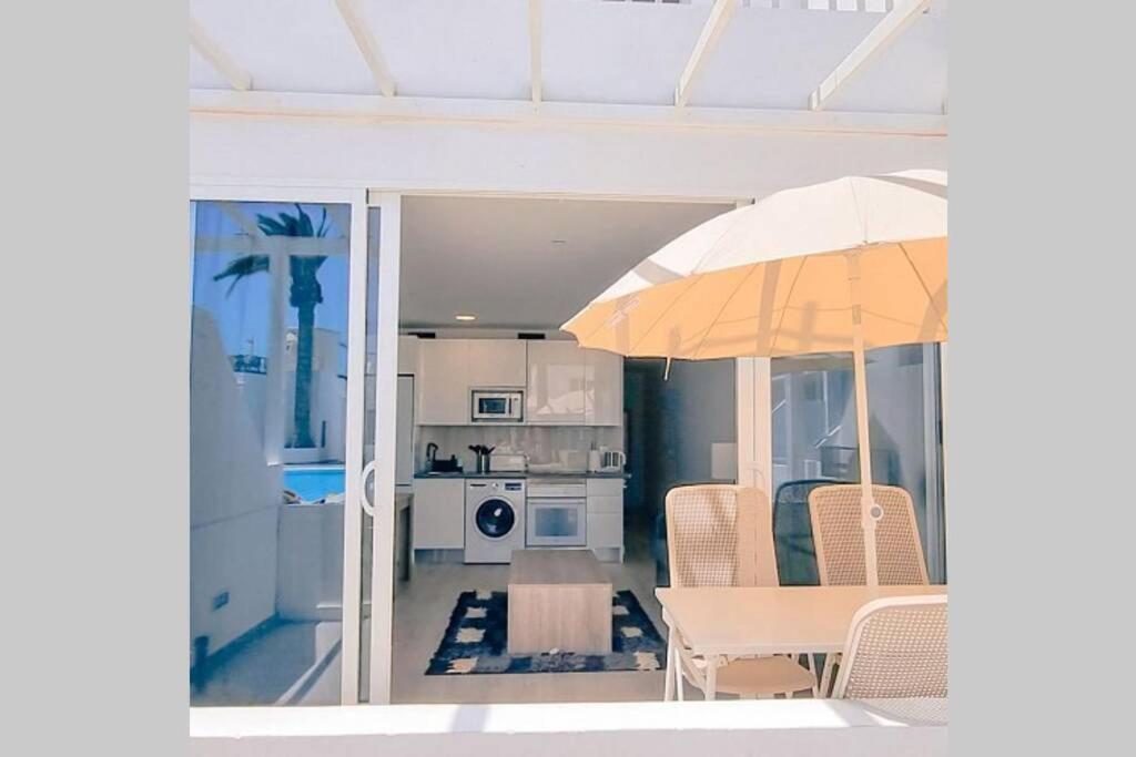 Air Conditioned 2 Bedroom Poolside Apartment Free Wifi Tv Package Includes Uk And European Channels Free On Street Parking Bright And Modern With Fridge Freezer And Washing Machine Puerto del Carmen  Eksteriør billede